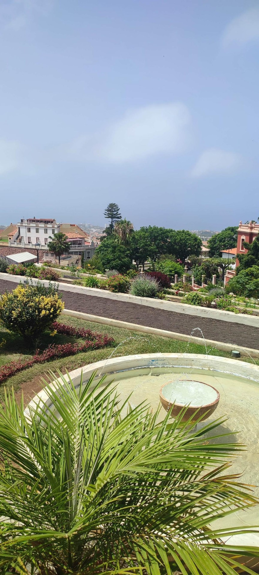 Fuente en una terraza inferior con vistas a La Orotava