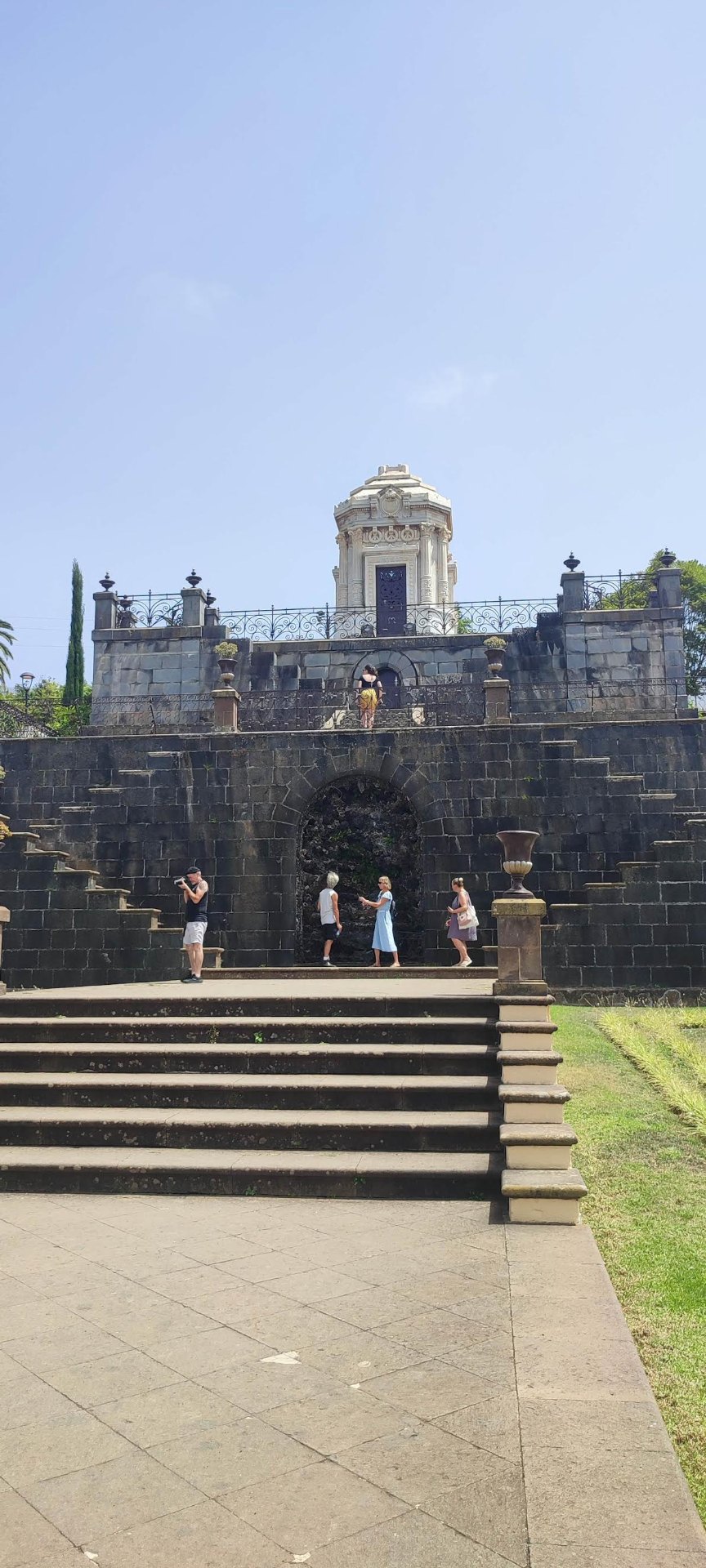 El Mausoleo Masónico visto desde abajo