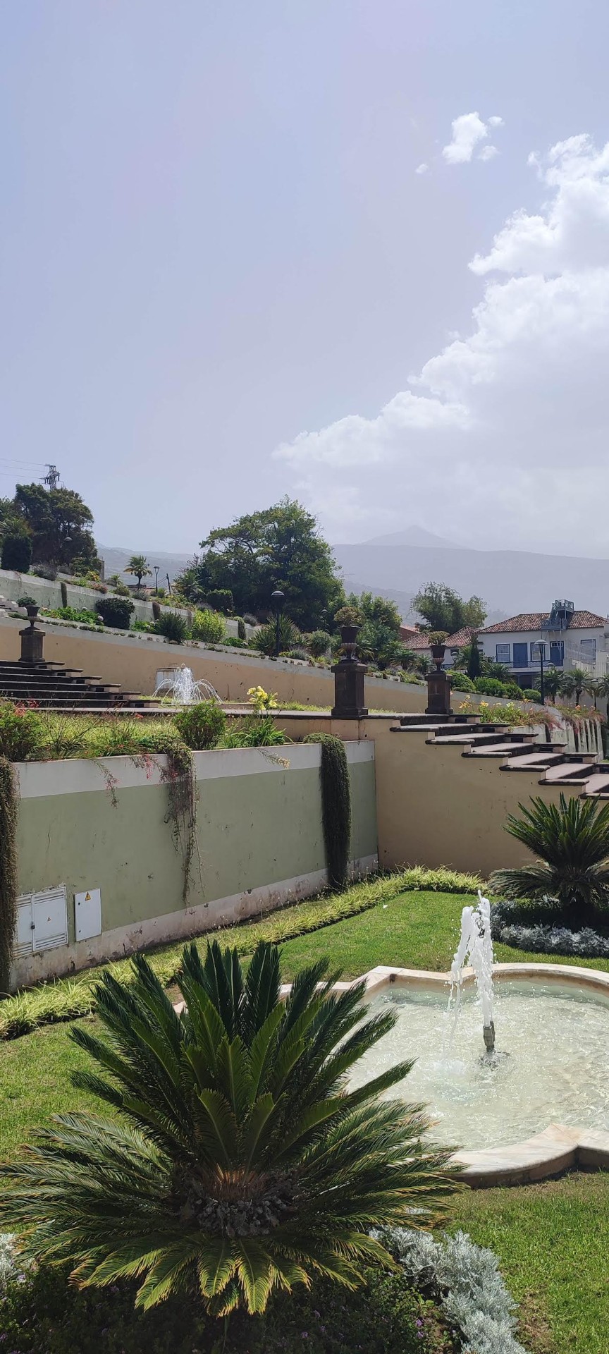 Fuentes en terrazas con el Teide al fondo